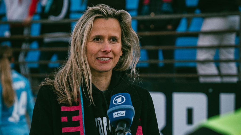 3_FeliciaamMikrofon-byheuserkampf-00772