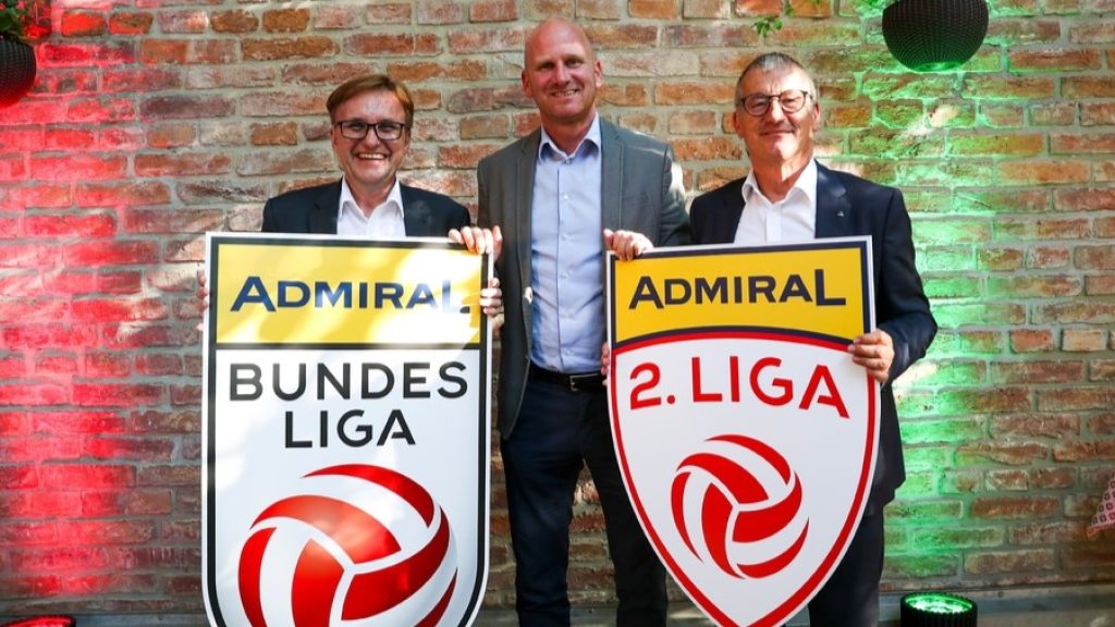Die beiden Admiral-Geschäftsführer Jürgen Irsigler (li.) und Paul Kozelsky (re.) sowie Bundesliga-Vorstand Christian Ebenbauer in der Mitte - (c) Gepa Pictures