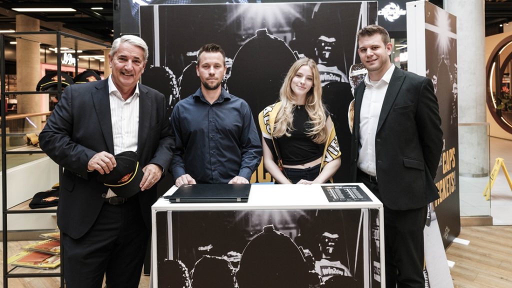 v.l.n.r.: Ernst Nevrivy (Bezirksvorsteher Donaustadt), Lukas Garhofer (Geschäftsführer der Vienna Capitals), Promotions-Mitarbeiterin, Marcel Tibo (General Manager Westfield Donau Zentrum) (c) Dragan Dok