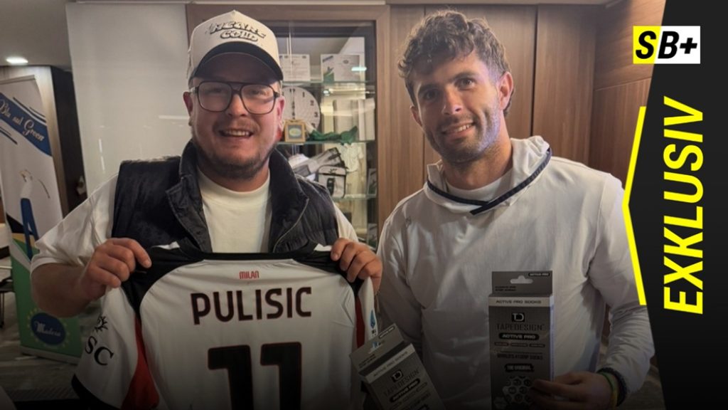 Mario Ofner mit US-Fußballstar Christian Pulisic und den Tapedesign-Socken (c) Benjamin Koglbauer