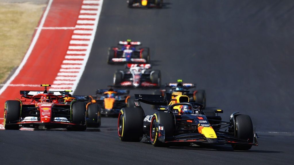 AUSTIN, TEXAS - OCTOBER 20: Max Verstappen of the Netherlands driving the (1) Oracle Red Bull Racing RB20 leads Carlos Sainz of Spain driving (55) the Ferrari SF-24 on track during the F1 Grand Prix of United States at Circuit of The Americas on October 20, 2024 in Austin, Texas. (Photo by Mark Thompson/Getty Images) // Getty Images / Red Bull Content Pool // SI202410200660 // Usage for editorial use only //