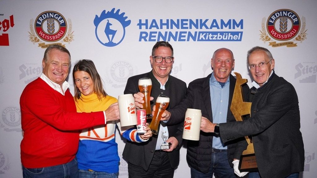 Stiegl-Eigentümer Heinrich Dieter und Alessandra Kiener freuen sich mit Erdinger-Geschäftsführer Wolfgang Kuffner und dem ehemaligen Skirennläufer Harti Weirather über die Partnerschaft. Michael Huber, Präsident Kitzbüheler Ski Club, hält das „Kitz“ fest in der Hand., v.l. (c) 
Roland Hölzl / Stiegl  (2)