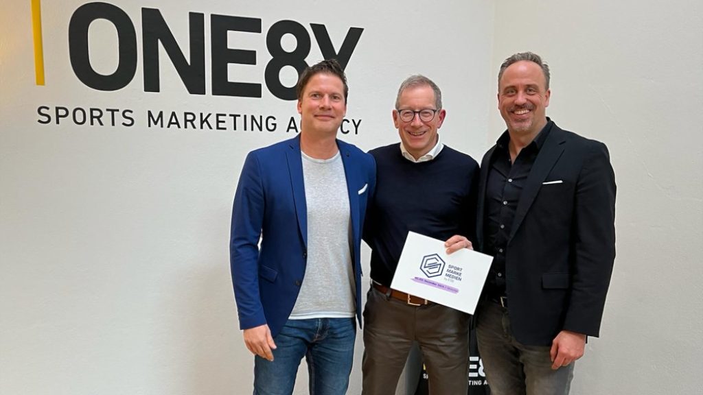 Michael Zengel und Hendrik Fischer von ONE8Y mit Hans-Willy Brockes (Mitte) CEO von ESB Marketing Netzwerk. (Foto; ONE8Y)