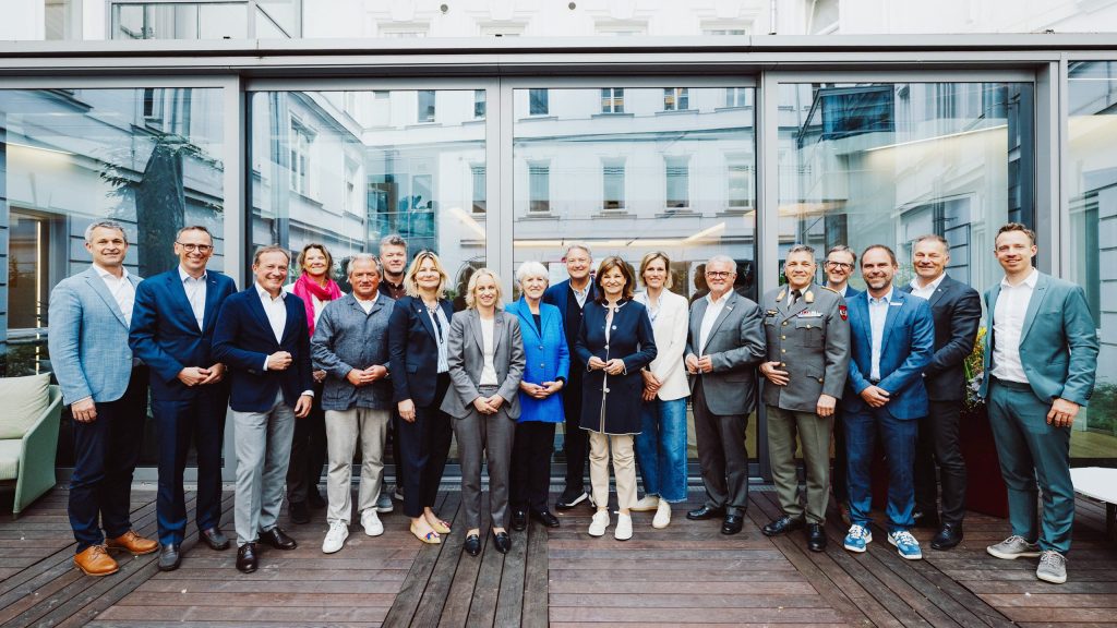 Sporthilfe-Vorstand 2026
Horst Nussbaumer, Jochen Danninger, Ulrich Zafoschnig, Sonja Spendelhofer, Thomas Reichenauer, Christoph Filzmoser, Petra Huber, Michaela Schmidt, Maria Rauch-Kallat, Erwin van Lambaart, Susanne Riess-Hahn, Marlies Raich, Hans Niessl, Michael Hafner, Martin Ganovszky, Gernot Uhlir, Reinhard Pohn und Lukas Mähr | (c) Österreichische Sporthilfe