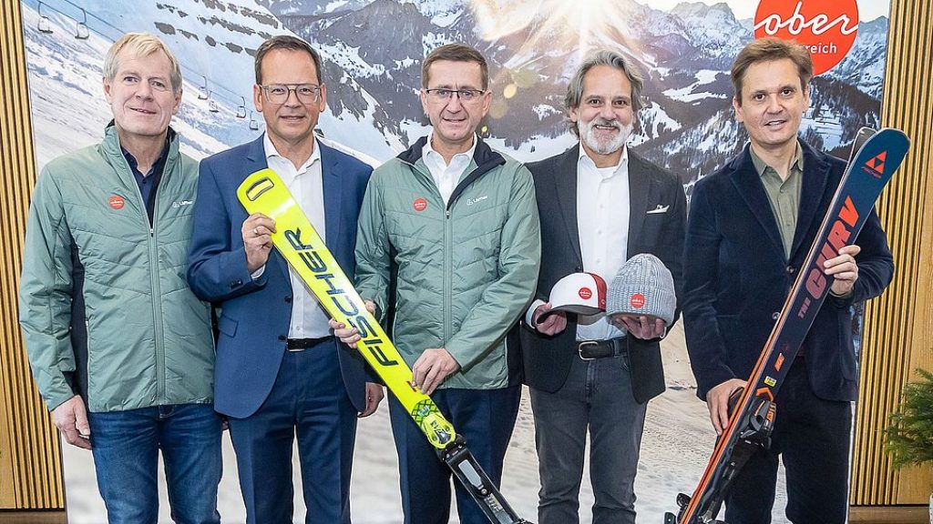 Helmut Holzinger, Fachgruppenobmann oö. Seilbahnen in der Wirtschaftskammer OÖ, Klaus Kumpfmüller, Präsident Landesskiverband OÖ, Wirtschafts- und Tourismus-Landesrat Markus Achleitner, Jürgen Nairz, Geschäftsführer Eisbär Sportmoden und Andreas Winkelhofer, Geschäftsführer Oberösterreich Tourismus, v.l. (c) Land OOE/Pelzl