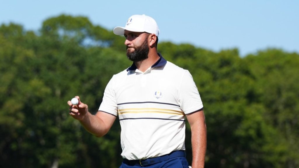 Jon Rahm am Golfplatz (c) GEPA