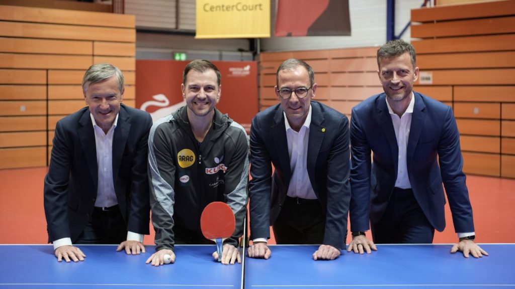 von links nach rechts:
Andreas Preuß, Manager der Borussia Düsseldorf, Timo Boll, Jakob Muziol, Abteilungsleiter Marketing der ARAG SE, Dr. Wolfgang Dörner, Vorstandsvorsitzender des Deutschen Tischtennis-Bundes (DTTB) | (c) Borussia Düsseldorf