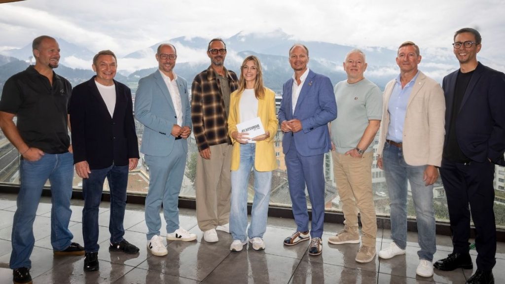 v.l.: Roberto Moresi (FIS Contest Director Park & Pipe), Andrew Hourmont (Berater von AIRDRENALINE), Mario Gerber (Landesrat für Wirtschaft, Tourismus und Digitalisierung), Peter Paul Mölk (Obmann von Innsbruck Tourismus), Moderatorin Viktoria Mall, Johannes Anzengruber (Bürgermeister der Stadt Innsbruck), Lars-Oliver Vogt (President Live Nation Brand Partnership & Media GSA), Bernhard Niggler (Geschäftsführer der Bergisel Betriebsgesellschaft) und Matthias Schenk (Sportlicher Leiter Freestyle beim ÖSV). | (c) Innsbruck Tourismus/Hetfleisch