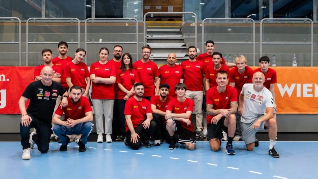 14 BILLA Lehrlinge, 4 BILLA Marktmanager, 1 BILLA Vertriebsmanager und 1 Partnership Manager tauchten dank Unterstützung von FIVERS Manager Thomas Menzl (1.v.l.) und FIVERS Kampfmannschaftstrainer Peter Eckl (1.v.r.) in das Training des Handballclubs ein. (c) Fivers