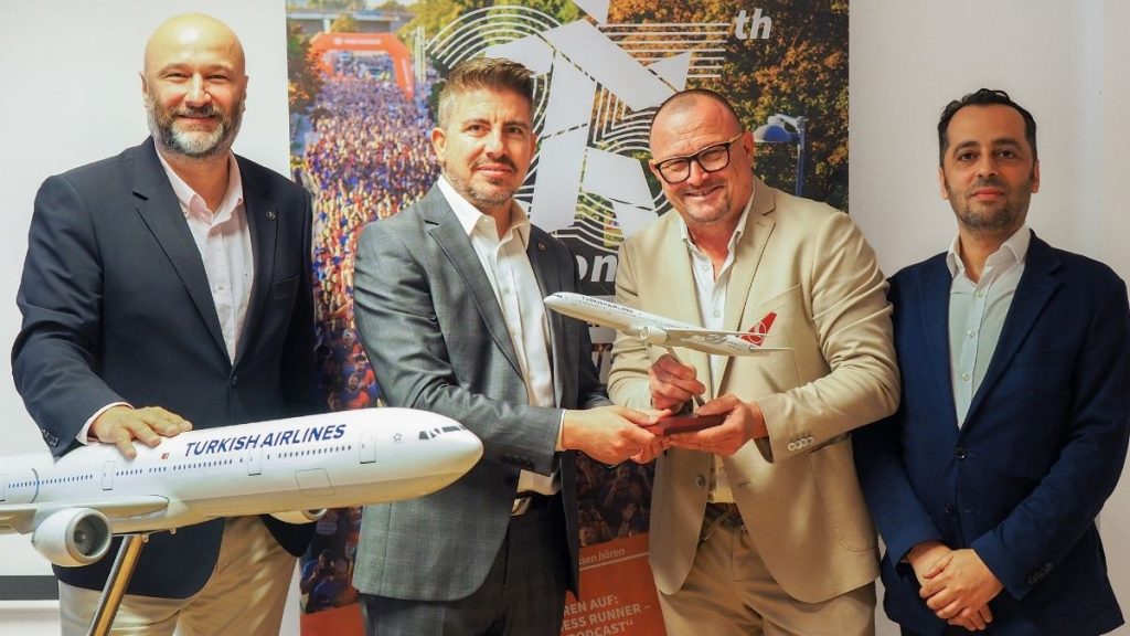 Foto v.l.n.r. 
Tuncay Akgül, Marketing & Sales Turkish Airlines
Serkan Özbüyükyörük, General Manager Turkish Airlines Österreich & Slowakei
Gerhard Wehr, Geschäftsführer Business Run Eventorganisation GmbH
Yalcin Topcu, Marketing & Sales Turkish Airlines | (c) Business Run Eventorganisation