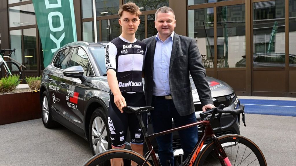 Ewald Marschallinger, Geschäftsführer von DANKÜCHEN, mit U23 Nachwuchsfahrer Benjamin Eckerstorfer vom Tirol KTM Cycling | (c) Expa Pictures