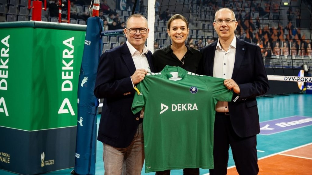 Dekra Deutschland-Chef Guido Kutschera, VBL-Geschäftsführerin Kim Oszvald-Renkema und VBL-Geschäftsführer Daniel Sattler | (c) Volleyball Bundesliga