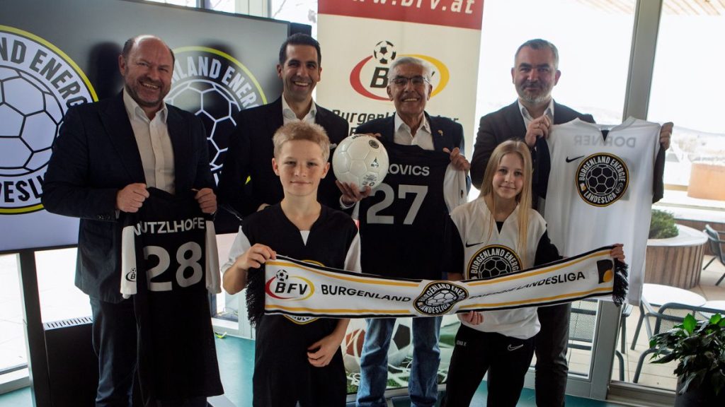BFV-Präsident Hannes Wutzlhofer LL.M., Stephan Sharma, CEO der Burgenland Energie, BFV Burgenlandliga-Obmann Josef Pekovics und Sportlandesrat Heinrich Dorner mit zwei Kindern, die den neuen Burgenland Energie Landesliga-Schal präsentierten. | (c) Landesmedienservice Burgenland