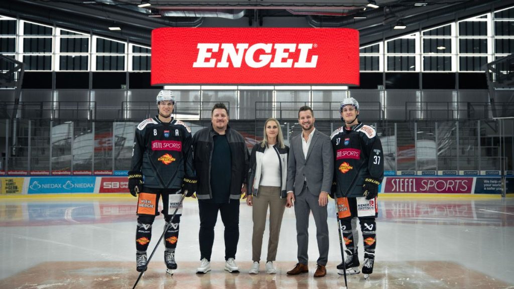 v.l.n.r.: Caps-Verteidiger Nelson Nogier, Markus Tomasic (Vertriebsleiter, ENGEL Workwear), Tina Lenz (Key Account Managerin, ENGEL Workwear), Patrick Wondra (Geschäftsführer Vienna Capitals), Caps-Angreifer Christof Kromp
(c) Lara Tomasic