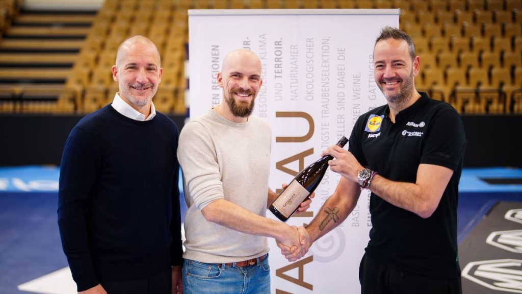 ÖHB-Sportdirektor Patrick Fölser, Gerald Zeiner vom Weingut Gattinger und ÖHB-Teamchef Iker Romero - (c) ÖHB/Agentur DIENER/Eva Manhart
