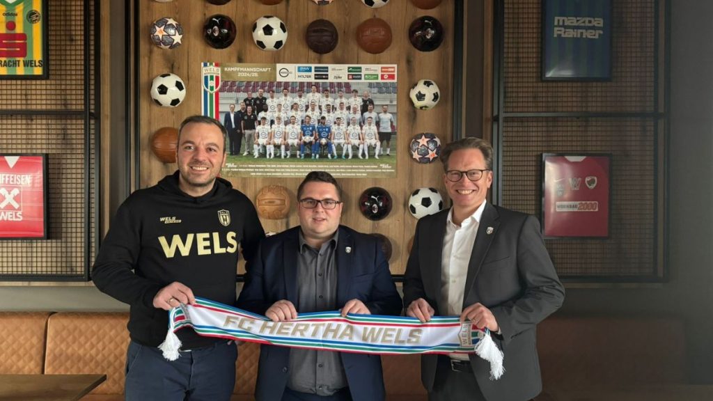 v.l.n.r. Peter Huliak (Klubmanager), Markus Schlacher (Pressesprecher), Ing. Wolfgang Nöstlinger (Präsident)
| (c) FC HOGO Hertha Wels