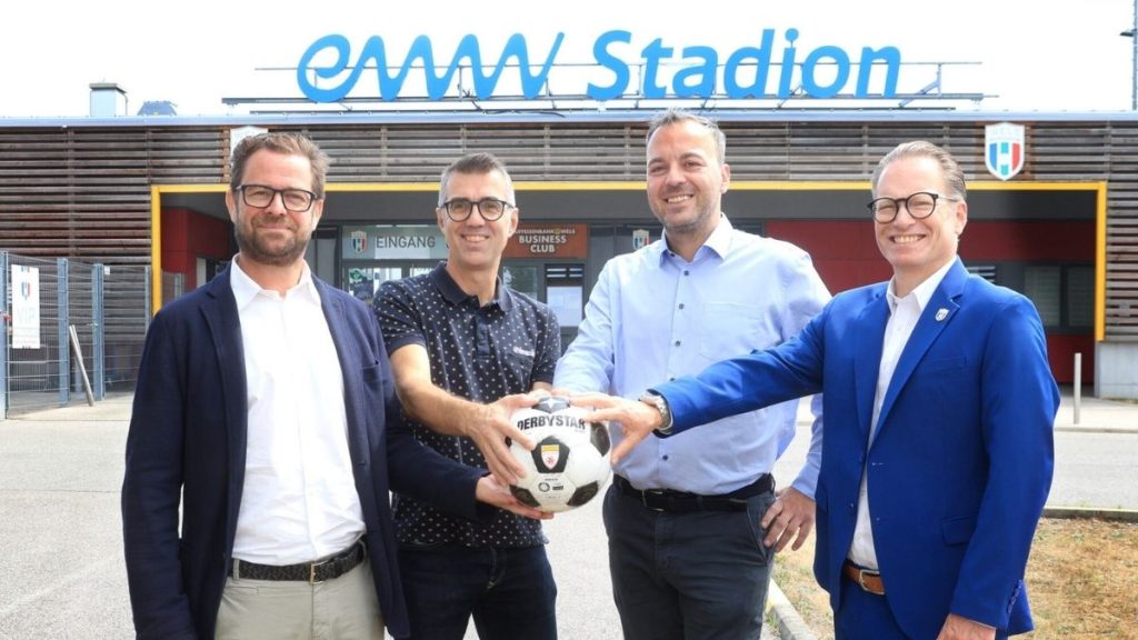 Florian Niedersüß (Vorstand eww Gruppe), Thomas Holl (Marketingleiter eww Gruppe),
Peter Huliak (Vorstandsvorsitzender FC Hertha Wels), Wolfgang Nöstlinger (Präsident FC Hertha Wels) | (c) Andreas Maringer