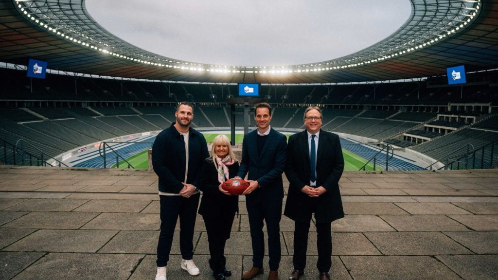 (von links) Björn Werner (ehemaliger NFL-Player), Iris Spranger (Sportsenatorin), Alexander Steinforth (General Manager NFL-Deutschland), Timo Rohwedder (Olympiastadion-Geschäftsführer) | (c) NFL Deutschland