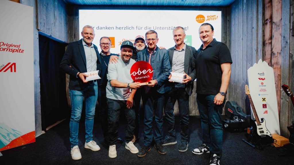 Wirtschafts- und Sport-Landesrat Markus Achleitner mit den Vertretern der Partnerunternehmen aus der oö. Wirtschaft – v.l.: Michael Klimitsch (Erima), Wolfgang Mayer (Backaldrin), Mike Kofler (Athletes Eyewear), Jürgen Nairz (Eisbär), Wirtschafts- und Sport-Landesrat Markus Achleitner, Franz Föttinger (Fischer Ski), Florian Hippesroither (Gourmetfein). Foto: GEPA pictures/Alexander Solc