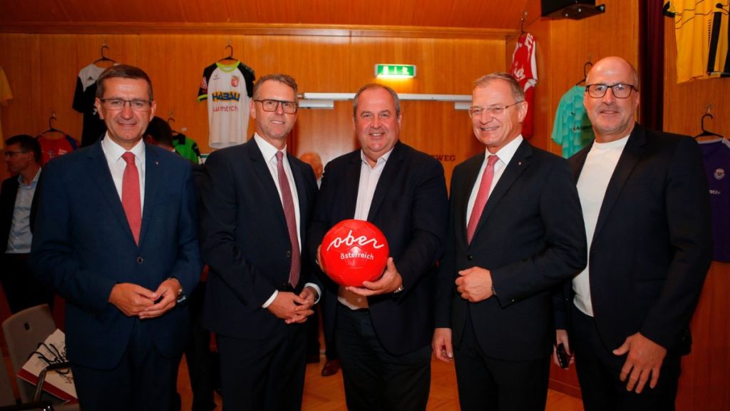 Wirtschafts- und Sport-Landesrat Markus Achleitner, Mag. Stefan Sandberger (neugewählter Präsident OÖ. Fußballverband), Josef Pröll (ÖFB-Aufsichtsratsvorsitzender), Landeshauptmann Mag. Thomas Stelzer, Landessportdirektor Mag. Gerhard Rumetshofer. (c) LUI