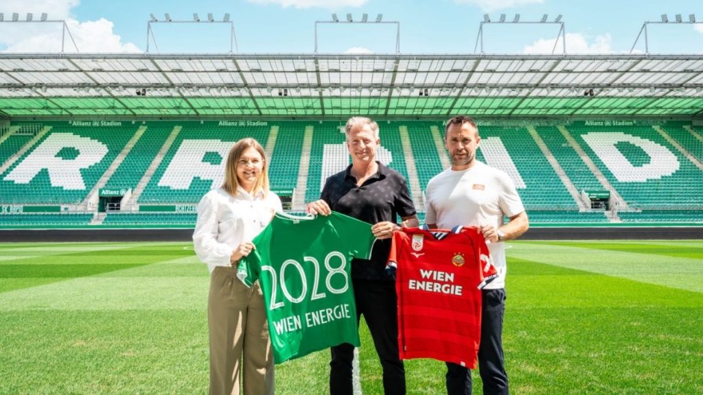 (v.l.n.r.) Daniela Bauer, Sascha Zabransky und Steffen Hofmann beim gemeinsamen Fototermin im Allianz Stadion. (c) SK Rapid | Widner