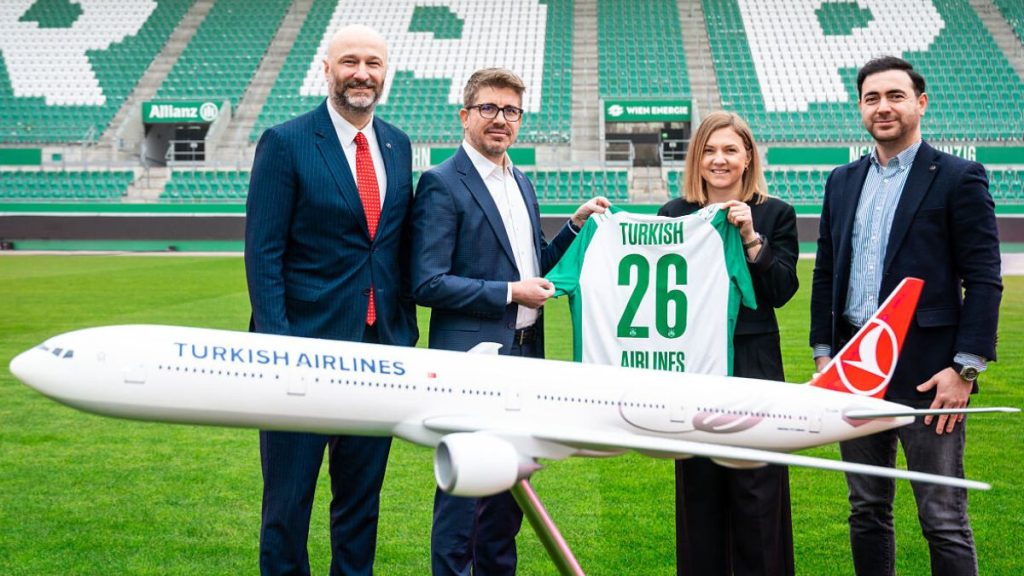 (v.l.n.r.) Tuncay Akgül (Sales & Marketing, Turkish Airlines Wien), Serkan Özbüyükyörük (General Manager, Turkish Airlines Wien), Daniela Bauer (GF Wirtschaft, SK Rapid GmbH) und Yalcin Topcu (Sales & Marketing, Turkish Airlines Wien) | (c) SK Rapid / Widner