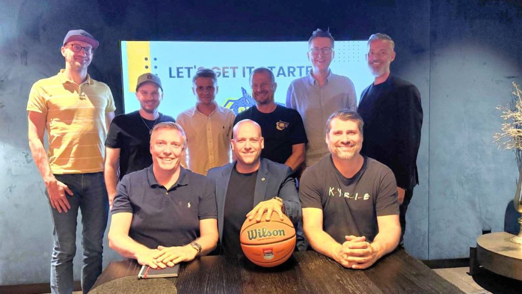 1.Reihe sitzend: Markus Mayer, Stefan Cizek, Stefan Worenz
2. Reihe stehend: Robert Voigtländer, Tobias Weber, Christoph Bayerl, Andreas Bichler, Ronald Trieb, Joacim Fischer
(c) SKN St. Pölten Basketball