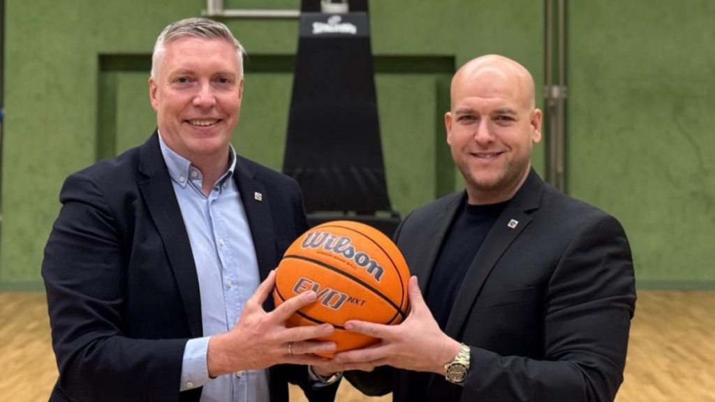 von links nach rechts: Ex-Präsident Mag. Markus Mayer, Stefan Cizek | (c) SKN St. Pölten Basketball