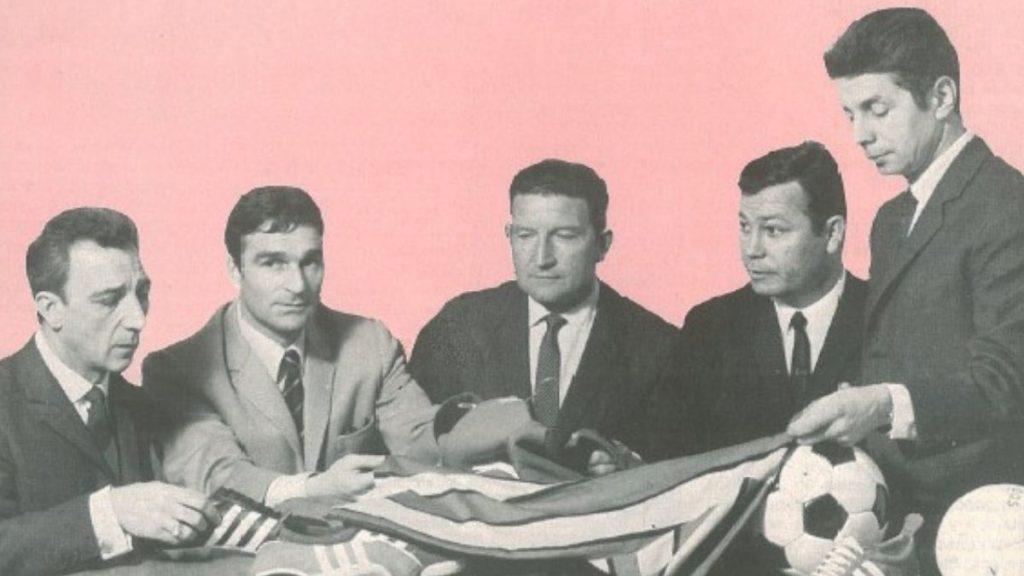 36 Sportfachhändler legten 1966 in Frankreich den Grundstein für Sport 2000, unterstützt von namhaften Persönlichkeiten des internationalen Sports. Am Bild v. l. n. r.: Pierre Batteux, ehemaliger Fußballspieler und Trainer; Roger Piantoni, ehemaliger Fußballnationalspieler und Manager bei adidas; Albert Batteux, ehemaliger Nationaltrainer der französischen Fußballnationalmannschaft; Just Fontaine, ehemaliger Fußballnationalspieler; Fabien Muniesa, ehemaliger Mitarbeiter bei Sport 2000 Frankreich. | (c) Sport 2000 International