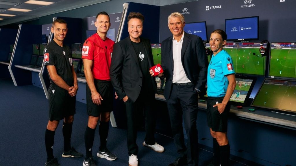 Henning Strauss (Mitte) und Roberto Rosetti, Schiedsrichterdirektor der UEFA (2. v. r.), mit den UEFA-Match-Officials Clément Turpin, Ivan Kružliak und Stéphanie Frappart im UEFA VAR Remote Centre in Nyon. (c) Strauss