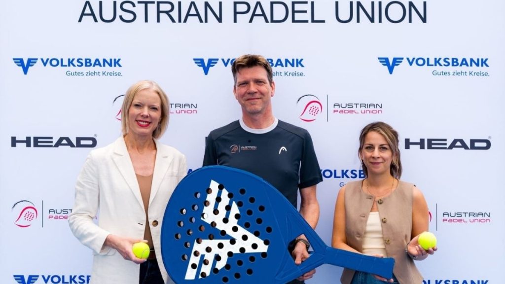 Am Bild: Sonja Schörgenhofer (Volksbank), Christian Ludwig (APU) und Daniela Hanzl (Volksbank) | (c) Volksbank