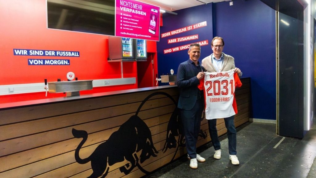 Bildtext v.l.n.r.: Stephan Reiter (FC Red Bull Salzburg) und Georg Hirsch-Stronstorff (foodaffairs) freuen sich auf die Zusammenarbeit in der Red Bull Arena. | (c) FC Red Bull Salzburg