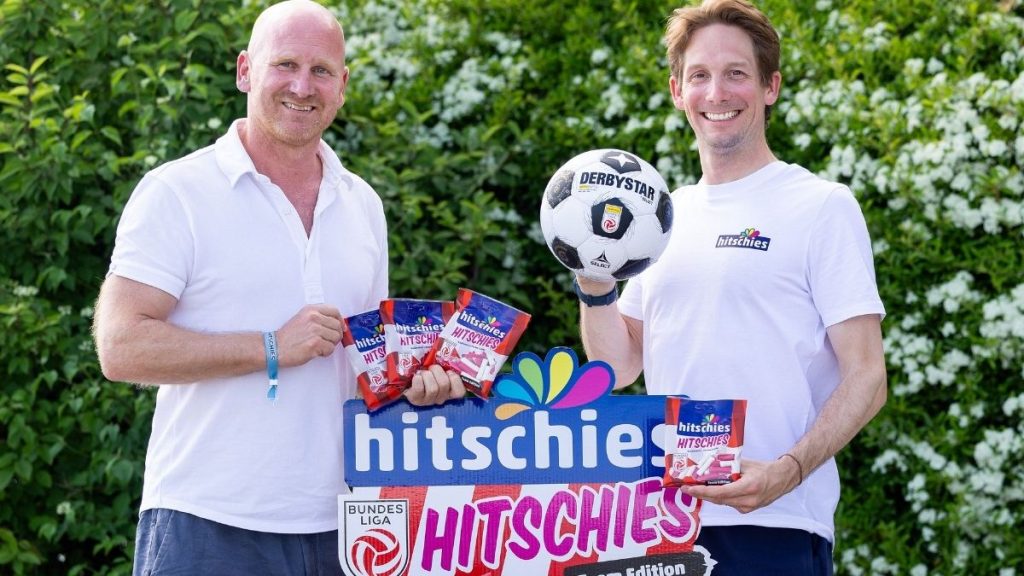 Christian Ebenbauer, Vorstandsvorsitzender der Österreichischen Fußball-Bundesliga und Philip Hitschler-Becker, CEO hitschler International mit der hitschies Team Edition. | (c) hitschies / Harald Steiner